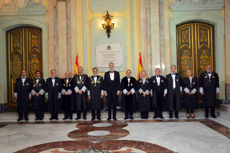 FOTOGRAFÍA. MADRID (ESPAÑA), 07.09.2022. 155 folios Informe Poder Judicial sobre amnistía. Su majestad el rey Felipe VI de España (c) preside el acto de inicio del curso judicial en el Tribunal Supremo donde el presidente del Tribunal Supremo y del Consejo General del Poder Judicial (CGPJ), Carlos Lesmes Serrano (7º, d), ha advertido de las consecuencias irreparables de los acuerdos de la Mesa de la Traición a Cataluña y resto de España entre el Gobierno socialcomunista del presidente Pedro Sánchez Pérez Castejón y el régimen separatista que ocupa la Generalidad de Cataluña, presidido por Pere Aragonés García, respecto a la llamada «desjudicialización del Procés» y urgen al PSOE y PP ponerse de acuerdo sobre la renovación del CGPJ. Casa Real/Lasvocesdelpueblo (Ñ Pueblo). Lasvocesdelpueblo (Ñ Pueblo)