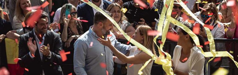 FOTOGRAFÍA. MADRID (ESPAÑA), 09.10.2021. Abascal se rodea de líderes patriotas del mundo en el Viva 24. El presidente de VOX, Santiago Abascal Conde (i), junto a la presidente de Hermanos de Italia (Fratelli d'Italia), Giorgia Meloni (d), durante el acto de clausura de las jornadas multitudinarias de la Asamblea nacional de VOX en IFEMA (Madrid) donde los verdes han presentado la llamada Agenda España, una alternativa a la también llamada Agenda 2030 ante más de 40.000 personas en las dos jornadas del evento bautizado Viva 21. Abascal interviene en el evento conservador más importante. Lasvocesdelpueblo (Ñ Pueblo)