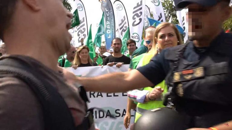 FOTOGRAFÍA. MADRID (ESPAÑA), 24.09.2022. El secretario general del sindicato policial Justicia Policial (JUPOL), Aarón Rivero Martín, ha ordenado hoy a la seguridad de la manifestación, convocada por la Central Sindical Independiente y de Funcionarios (CSIF) en Madrid, que llamen a las Unidades de Intervención Policial (UIP) para que expulsen inmediatamente de la manifestación a un reportero independiente a quien el secretario general del CSIF, Miguel Borra Izquierdo, le había concedido una entrevista en directo. Lasvocesdelpueblo (Ñ Pueblo)