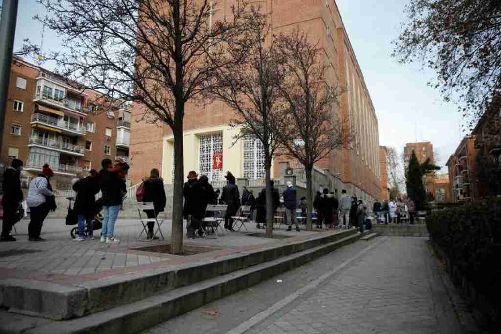 FOTOGRAFÍA. MADRID (ESPAÑA), SEPTIEMBRE DE 2022. Varias personas esperando en largas «colas de hambre» en Madrid para recoger alimentos solidarios de una Fundación. Efe