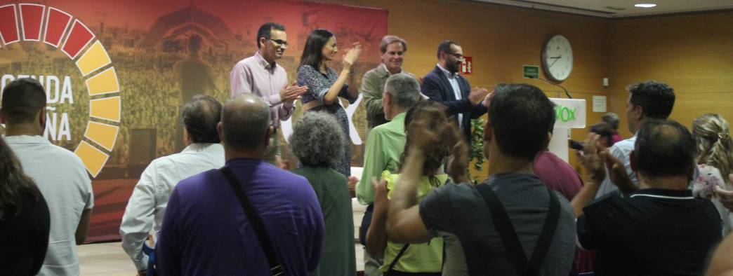FOTOGRAFÍA. MATARÓ (BARCELONA), 23.09.2022. Los diputados de Vox en Cataluña, Joan Garriga Doménech, Mónica Lora Cisquer y Manuel Elías Acosta y José Casado Ortega. Ñ Pueblo (2)