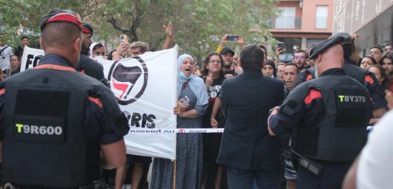 Galería presentación de la Agenda España en Mataró ante rechazo de inmigrantes magrebíes y grupos ultras
