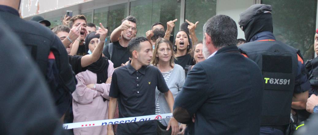 FOTOGRAFÍA. MATARÓ (BARCELONA), 23.09.2022. Los diputados de Vox en Cataluña, Joan Garriga Doménech, Mónica Lora Cisquer y Manuel Elías Acosta. Ñ pueblo