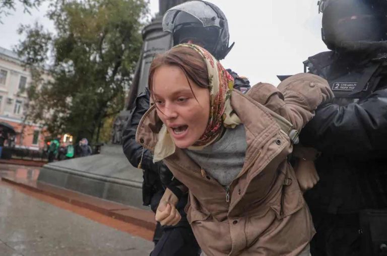 FOTOGRAFÍA. MOSCÚ (RUSIA), 24.09.2022. Policías rusos detienen a una persona que participa en una protesta contra la 'movilización militar parcial' de Rusia debido a la invasión militar rusa de Ucrania, en el centro de Moscú, Rusia. Efe