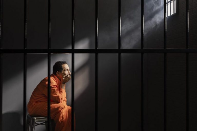 FOTOGRAFÍA. MUNDO, SEPTIEMBRE DE 2021. Hombre de mediana edad pasando tiempo en la cárcel. Prisión, prisioneros, delincuentes, centro penitenciario, condenados, violencia, violentos, Justicia, Tribunales, jueces, magistrados, Juicio, acusado, acusación. Imagen creada por Freepik. Lasvocesdelpueblo (Ñ Pueblo)