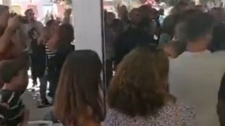 Pedro Sánchez Pérez Castejón es abucheado en Sevilla: «¡hijo de puta! ¡indecente! ¡fuera!» durante su campaña «Gobierno de la gente»