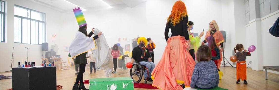 FOTOGRAFÍA. TARRASA (BARCELONA) ESPAÑA), 29.09.2022. La concejal de cultura de Tarrasa (Barcelona), María Rosa Boladeras Domingo organiza taller trans para niños. Ñ Pueblo