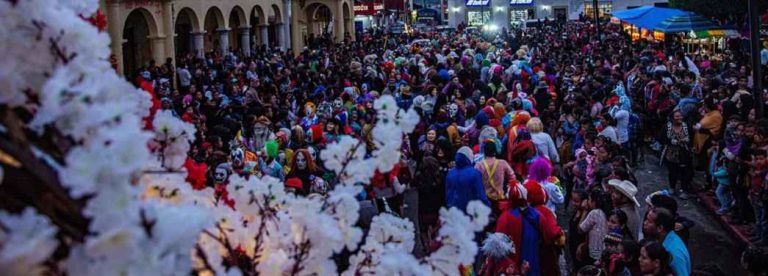 «Los Negros» bailan por las calles de Teopisca (Chiapas) México en honor a la Virgen de La Merced