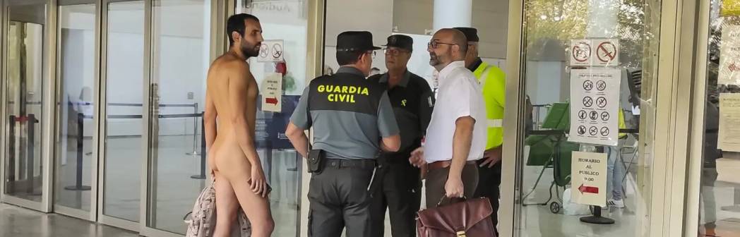 FOTOGRAFÍA. VALENCIA (ESPAÑA), 27.09.2022. Un hombre ha tratado sin éxito este martes de acceder completamente desnudo a los juzgados de Valencia. Efe (2)