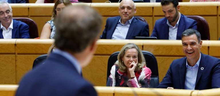 Duro cara a cara con una retahíla de reproches mutuos entre Sánchez y Feijóo en el Senado