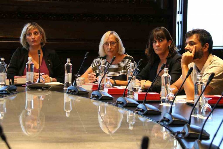 El Parlamento de Cataluña cesa a los asesores de Borràs tras exigencias de VOX