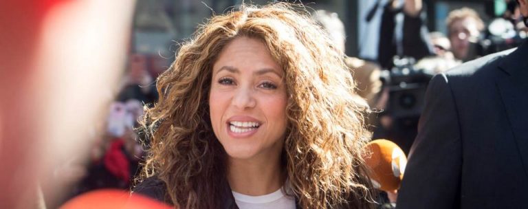 La juez dicta apertura de juicio contra la cantante Shakira Isabel Mebarak Ripoll (Shakira) por «corrupción» en España