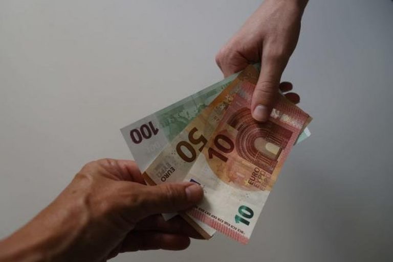 El euro cae al valor mínimo desde hace casi 20 años frente al dólars