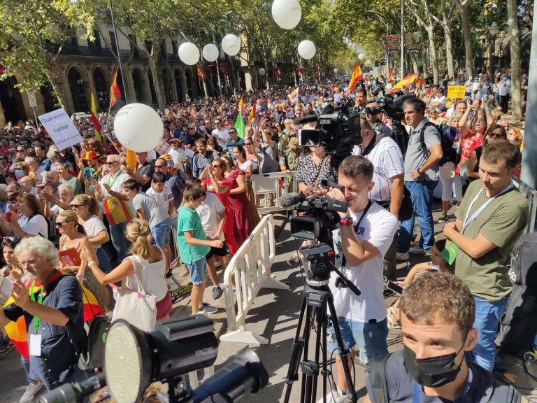 Más de 200.000 catalanes rechazan la prohibición de su idioma oficial el español/castellano por parte del «régimen xenófobo» de la Generalidad