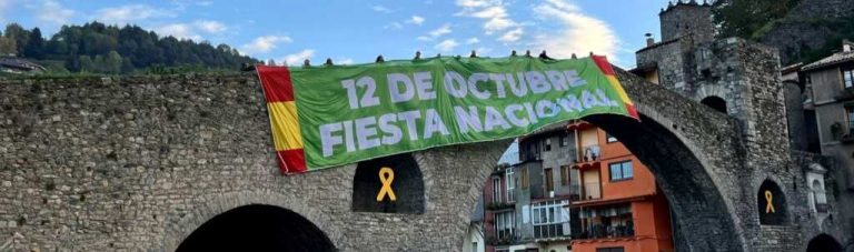 VOX despliega bandera de España en Camprodón (Gerona) por la fiesta nacional