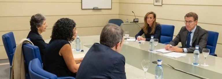 Feijóo se reúne a escondidas con los catalanes y promete un «español lengua vehicular en toda España»
