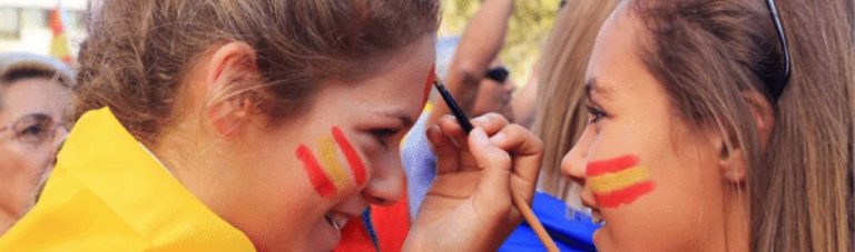 FOTOGRAFÍA. BARCELONA (ESPAÑA), 12 DE OCTUBRE DE 2019. Detalles de una joven catalana pintando la carlana de otra joven con los colores de la bandera de su patria, España, este día de la fiesta nacional del Reino de España, Día de la Hispanidad, Doce Octubre, en la capital catalana, Barcelona. Plataforma Cataluña Suma por España/Lasvocesdelpueblo (Ñ Pueblo). Lasvocesdelpueblo (Ñ Pueblo)