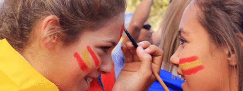 Tiempo anticiclónico este domingo en la Península y Baleares FOTOGRAFÍA. BARCELONA (ESPAÑA), 12 DE OCTUBRE DE 2019. Detalles de una joven catalana pintando la carlana de otra joven con los colores de la bandera de su patria, España, este día de la fiesta nacional del Reino de España, Día de la Hispanidad, Doce Octubre, en la capital catalana, Barcelona. Plataforma Cataluña Suma por España/Lasvocesdelpueblo (Ñ Pueblo). Lasvocesdelpueblo (Ñ Pueblo)
