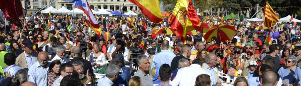 FOTOGRAFÍA. BARCELONA (ESPAÑA), 12.10.2022. 50.000 personas festejan la fiesta nacional de España en Barcelona. Adela van der Valk Ibarra- Lasvocesdelpueblo