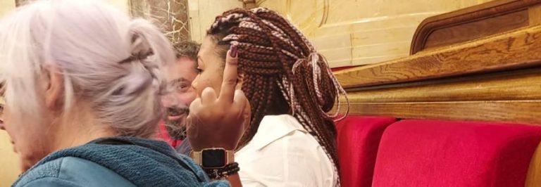 Tensión entre VOX y CUP por la peineta de la negra feminista Nogay Ndiaye Mir a los españoles