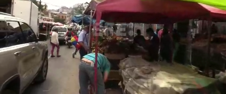 FOTOGRAFÍA. CARACAS (VENEZUELA), 17.10.2022. Detalle de varias personas en un mercado de Caracas (Venezuela) este lunes. Ñ Pueblo