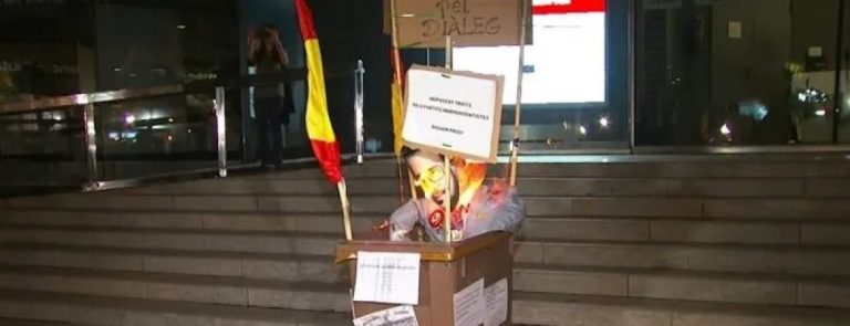 Separatistas queman muñeco del «traidor» Pere Aragonés García por «gran estafador y político de mierda»