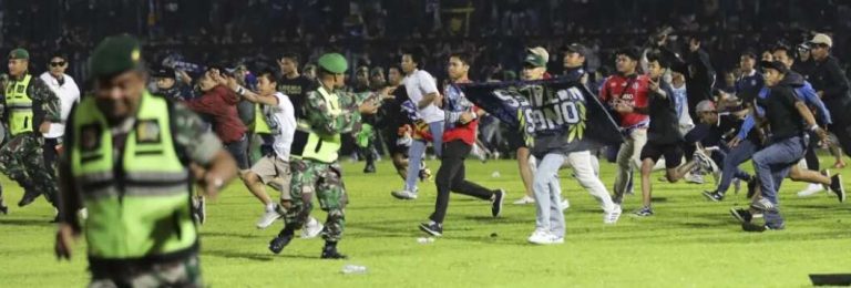 Tragedia considerada las más mortales en la historia del fútbol mundial en Malang (Java) Indonesia| Al menos 129 muertos en un brote de violencia