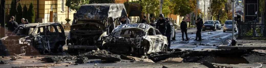 FOTOGRAFÍA. KIEV (UCRANIA), 10.10.2022. Coches y calles destruidas en uno de los bombardeos rusos lanzados este lunes sobre Kiev. Efe (2) FOTOGRAFÍA. KIEV (UCRANIA), 10.10.2022. Coches y calles destruidas en uno de los bombardeos rusos lanzados este lunes sobre Kiev. Efe