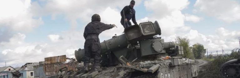 FOTOGRAFÍA. KUPYANSK (JÁRKOV) UCRANIA, 05.10.2022. Soldados ucranianos inspeccionan un tanque ruso capturado cerca de Kupyansk en el área de Járkov. Efe