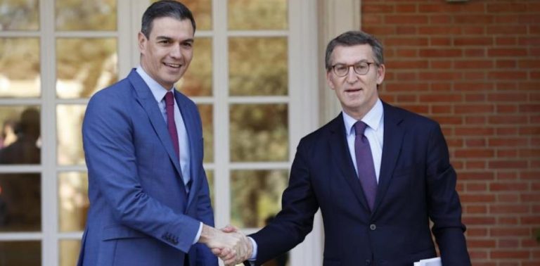 FOTOGRAFÍA. MADRID (ESPAÑA), 07.04.2022. El presidente del Gobierno, Pedro Sánchez Pérez Castejón (i) (PSOE), recibe al nuevo líder del PP, Alberto Núñez Feijóo (d) (PP), este jueves en el Palacio de la Moncloa en Madrid. Efe