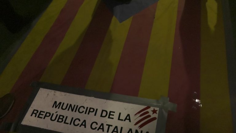 Más de 35.000 personas pisotean la bandera separatista en la caseta Gerona del VIVA 22 de VOX en Madrid