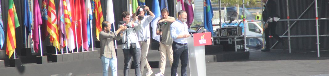 FOTOGRAFÍA. MADRID (ESPAÑA), 09.10.2022. VOX presenta su programa España Decide en el VIVA 22 en Madrid. Lasvocesdlepueblo (Ñ Pueblo) (11) FOTOGRAFÍA. MADRID (ESPAÑA), 09.10.2022. El presidente Santiago Abascal Conde (en la imagen), clausura durante la segunda jornadas de la Asamblea nacional anual de la tercera fuerza política en España VIVA (VIVA 22), este domingo 9 de octubre de 2022, bajo lema «La Historia que hicimos juntos», con la presentación del programa «España Decide», arropado por el primer ministro de Polonia Mateusz Jakub Morawiecki, el nuevo secretario general del partido y presidente del Grupo Parlamentario en Cataluña, Ignacio Garriga Vaz de Concicao, el cofundador y figura más importante de los 'verdes', José Antonia Ortega Lara, el vicepresidente del Gobierno de la Junta de Castilla y León, Juan García Gallardo Fring, junto a los consejeros de VOX en el Gobierno d ela Junta castellanoleonesa, y, también arropado a distancia por los líderes internacionales víctimas de las políticas progres, comunistas y globalistas, el expresidente de EEUU Donald Trump, presidente de Gobierno de Hungría, Viktor Orban, la futura Primera Ministra de Italia, Giorgia Meloni, el senador estadounidense y simpatizante de VOX, Ted Cruz, el candidato a la Presidencia de Chile en 2021, José Antonio Kast, desde México el presidente del Movimiento Viva Méjico, Eduardo Verastegui, el expresidente de Colombia, Álvaro Uribe Vélez, la expresidente de Bolivia y presa política, Jeanine Áñez Chávez, destacar también las intervenciones de la presidente de VOX en Madrid y portavoz en la Asamblea de Madrid, Rocío Monasterio San Martin, del nuevo vicepresidente de VOX y candidato a la alcaldía de Madrid, Francisco Javier Ortega Smith Molina, la presencia de toda la cúpula nacional provincial y local de VOX lideradas por destacadas figuras de la formación, respectivamente, como Iván Espinosa delos Monteros y de Simón, el presidente del Grupo Parlamentario de VOX Corte Valencianas, José María Llanos Pitarch, la portavoz parlamentario valenciana, Ana Vega Campos, el diputado valenciano y alicantino, David García Gomís, el portavoz parlamentario de VOX en el Parlamento de Cataluña, Joan Garriga Doménech, y los diputados catalanes María Elisa García Fuster, Isabel Lázaro, Alberto Tarradas Peneque, Sergio Macián de Greef, Andrés Bello Sanz, unas de las caras más importante de VOX en Gerona, Ignasi Mulleras Vinzia, etc.. Lasvocesdelpueblo (Ñ Pueblo)