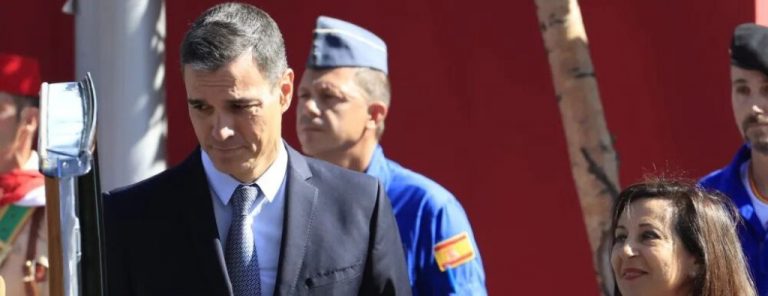 Sánchez llega tarde al desfile del Día de España y recibe abucheos e insultos