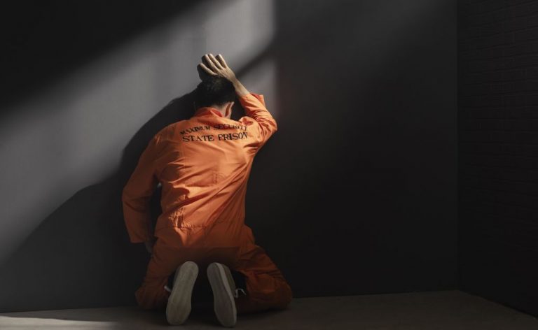 FOTOGRAFÍA. MUNDO, SEPTIEMBRE DE 2021. Hombre de mediana edad pasando tiempo en la cárcel. Prisión, prisioneros, delincuentes, centro penitenciario, condenados, violencia, violentos, Justicia, Tribunales, jueces, magistrados, Juicio, acusado, acusación. Imagen creada por Freepik. Lasvocesdelpueblo (Ñ Pueblo)