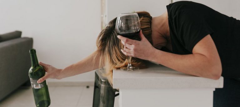 FOTOGRAFÍA. MUNDO, 29.10.2022. Detalle de una mujer que ha bebido mucho vino. Borracha, alcohol, ebrio, cerveza, embriagado, embriaguez, intoxicación aguda, bebida, bebida alcohólica. Imagen Freepik/Lasvocesdelpueblo (Ñ Pueblo).  