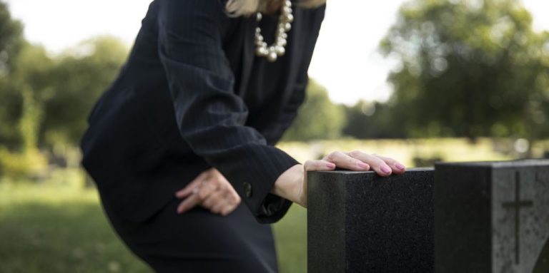 FOTOGRAFÍA. MUNDO, 29 DE OCTUBRE DE 2022. Detalle de una persona tras visitar la tumba de un ser querido en un cementerio. Muerte, deceso, entierro, ataúd, funeral, muerto, cadáver, los restos, cementerio, fallecimiento. Imagen Freepik/Lasvocesdelpueblo (Ñ Pueblo)