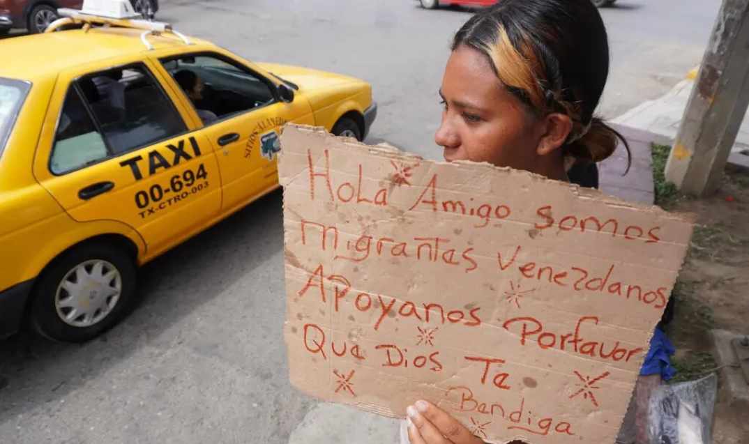 FOTOGRAFÍA. SAN PEDRO TAPANATEPEC (OAXACA) MÉXICO, 17.10.2022. Un inmigrante ilegal de origen venezolano permanece el 17 de octubre de 2022. Efe