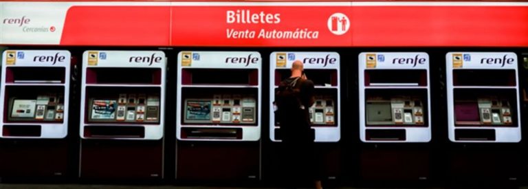 FOTOGRAFÍA. SEVILLA (ESPAÑA), 25.08.2022. Viajeros gestionan la compra de sus abonos en máquinas expendedoras de billetes en una estación de Cercanías. Efe