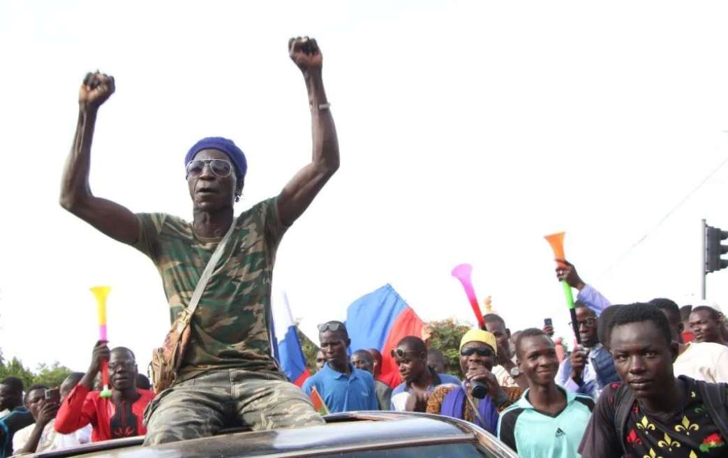 FOTOGRAFÍA. UAGADUGÚ (BURKINA FASO), 01.10.2022. Un grupo de personas cerca del palacio presidencial en Uagadugú, Burkina Faso. Efe