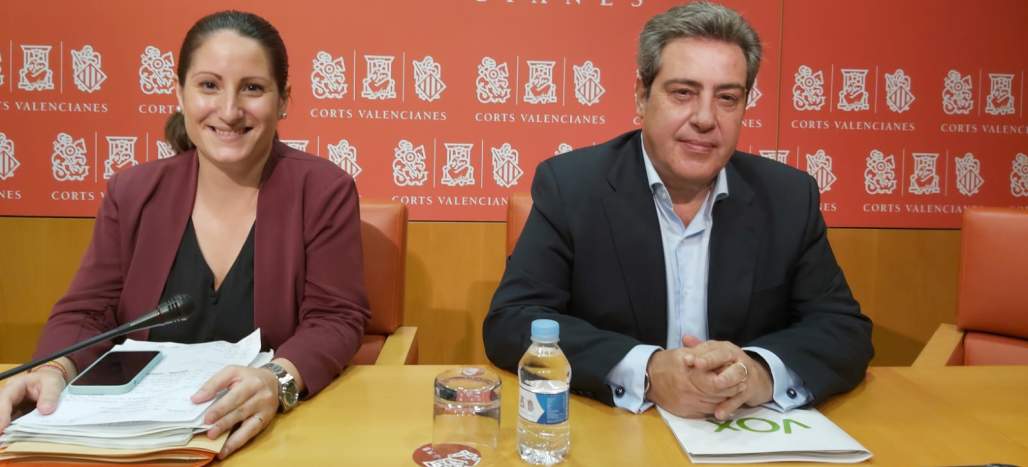 FOTOGRAFÍA. VALENCIA (ESPAÑA), 18.10.2022. La portavoz del Grupo Parlamentario VOX Comunidad Valenciana, Ana Vega Campos, junto al portavoz adjunto, José María Llanos Pitarch. Ñ Pueblo