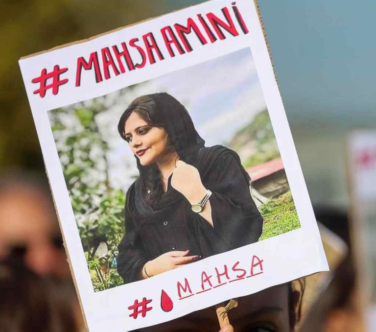 Irán condena a muerte a un joven de 18 años Arshia Takdastan por participar en las protestas