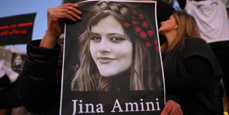 Irán| Recuerdan a Mahasa Amini a gritos: «mujer, vida, libertad» y «muerte al dictador», asesinada por la Policía Moral por llevar mal puesto el «velo islámico»