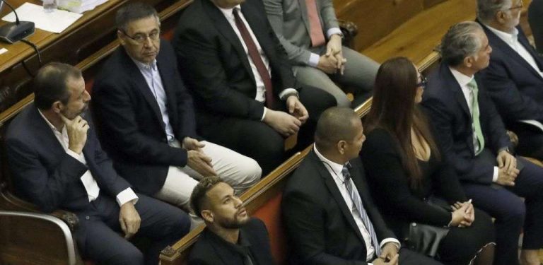 Ex de FC Barcelona Sandro Rosell Feliu, Josep María Bartomeu Floreta y Neymar da Silva Júnior en el banquillo por corrupción