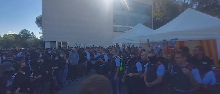 Grupos separatistas encapuchados asedian y acosan a estudiantes catalanes de S’ha Acabat! en la UAB 