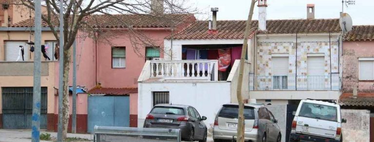Una de cada tres viviendas del barrio del Culubret de Figueras (Gerona) tiene la luz pinchada