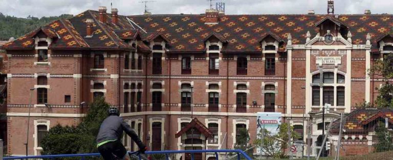 La Policía localiza al bebé recién nacido «secuestrado» en el Hospital Basurto por una mujer en el barrio de Santutxu de Bilbao (Vizcaya) 