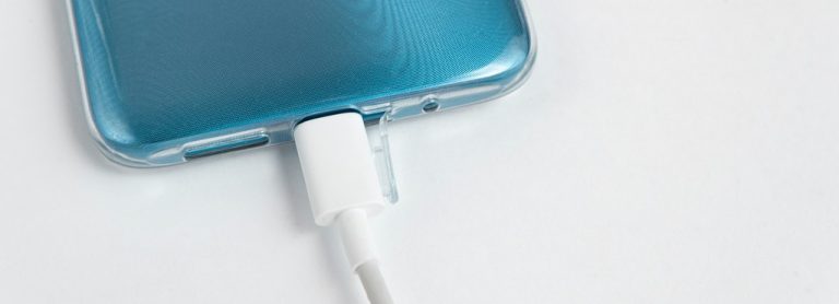 La UE da luz verde definitiva al «cargador único» para teléfonos móviles