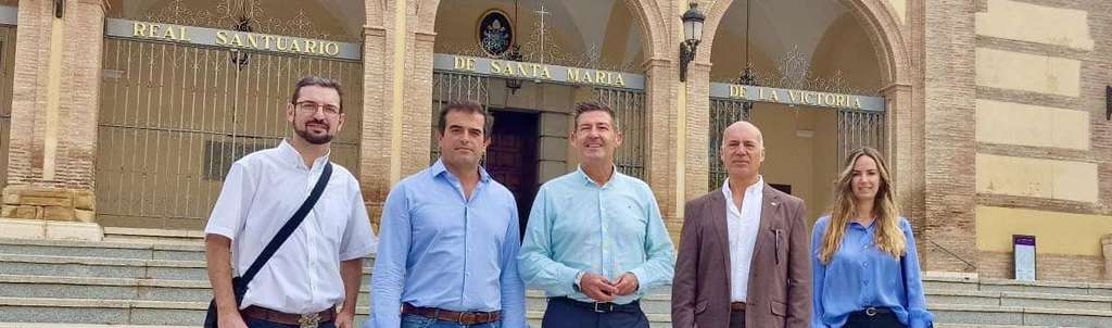 cargos de Vox posan frente la Basílica de Málaga