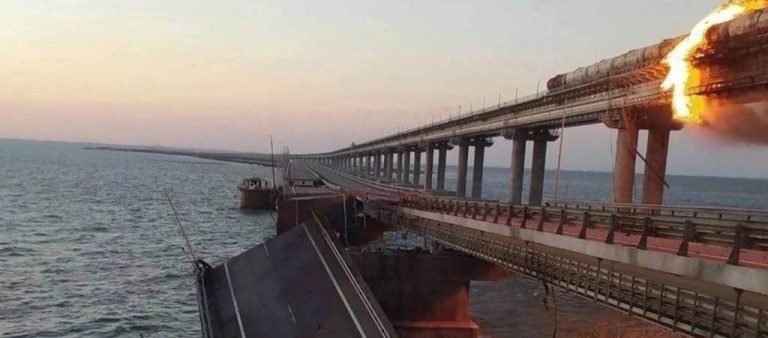 FOTOGRAFÍA. CRIMEA (UCRANIA),08.10.2022. El puente que une Rusia con Crimea (Ucrania), tras la explosión. Efe/Epa/Ukraine Security Service. Efe