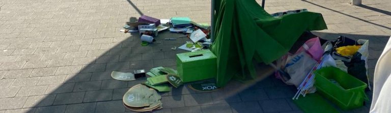 La ultraizquierda ataca con extrema violencia e insultos racistas y machistas una carpa de VOX en Castelldefels (Cataluña)